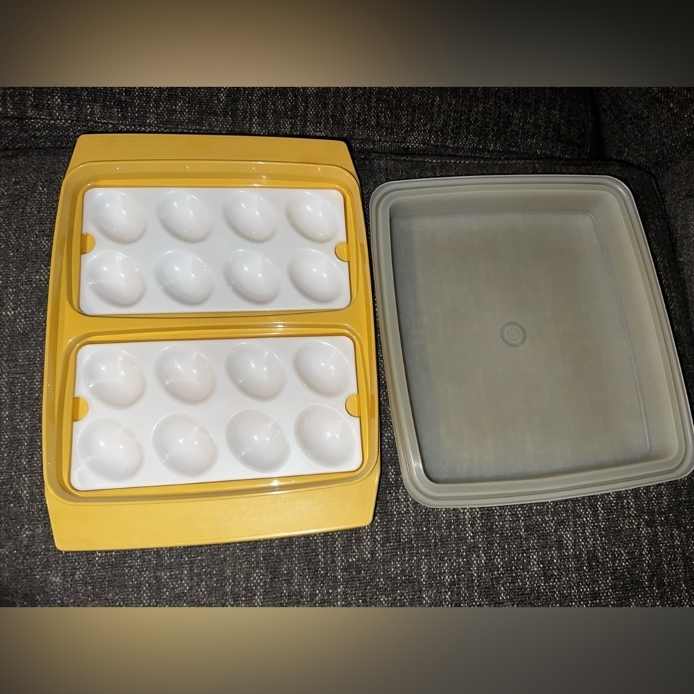 Vintage Tupperware # 723-4 Covered Deviled Egg Carrier Server with 2 Egg Trays